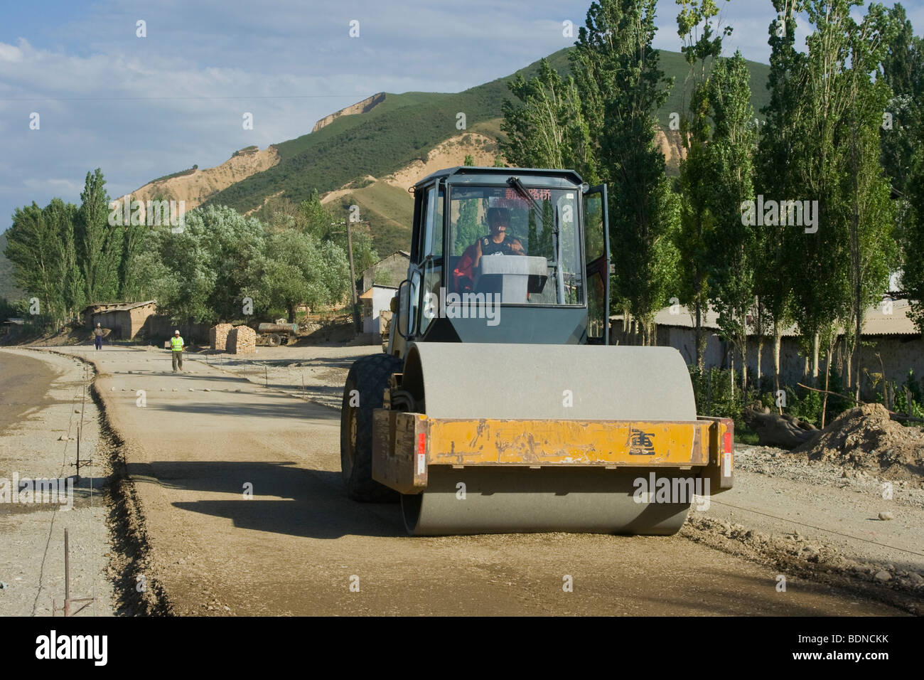 Rullo compressore della costruzione di strade nelle zone rurali del Kirghizistan Foto Stock