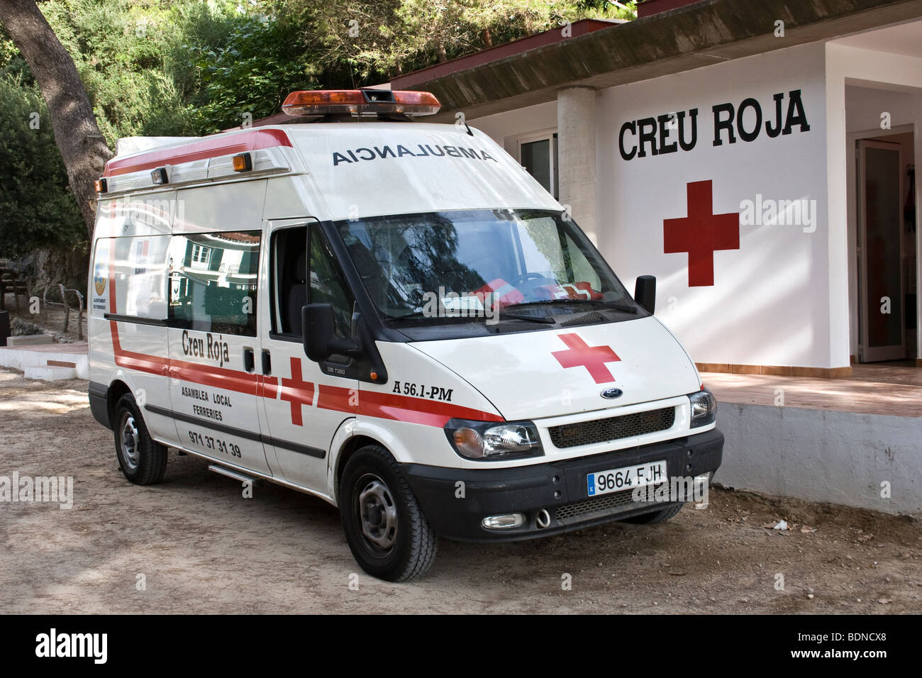 Creu Roja (Croce rossa) ambulanza e primo soccorso post, Cala Santa Galdana, Menorca, Spagna. Foto Stock