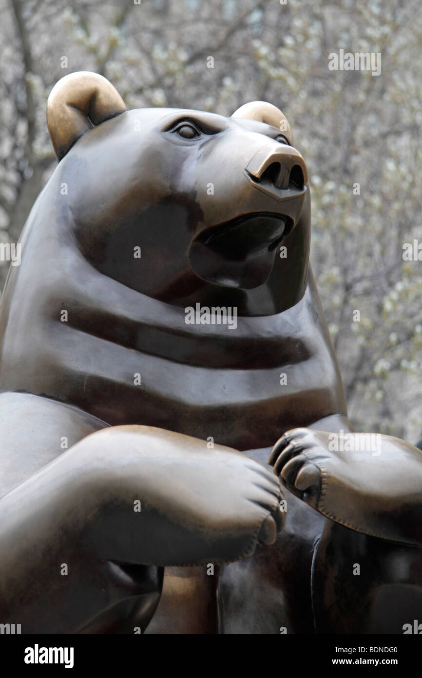 Una chiusura del grande orso in Paul Manship scultura, 'Gruppo di orsi' nel Central Park di New York, Stati Uniti. Foto Stock