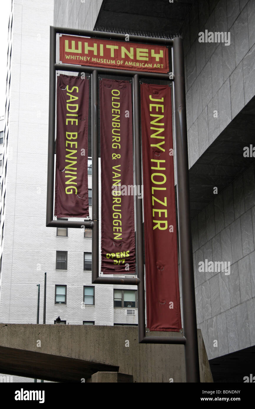 Banner sopra l'entrata del Whitney Museum of American Art, Madison Avenue, New York City, Stati Uniti. Foto Stock