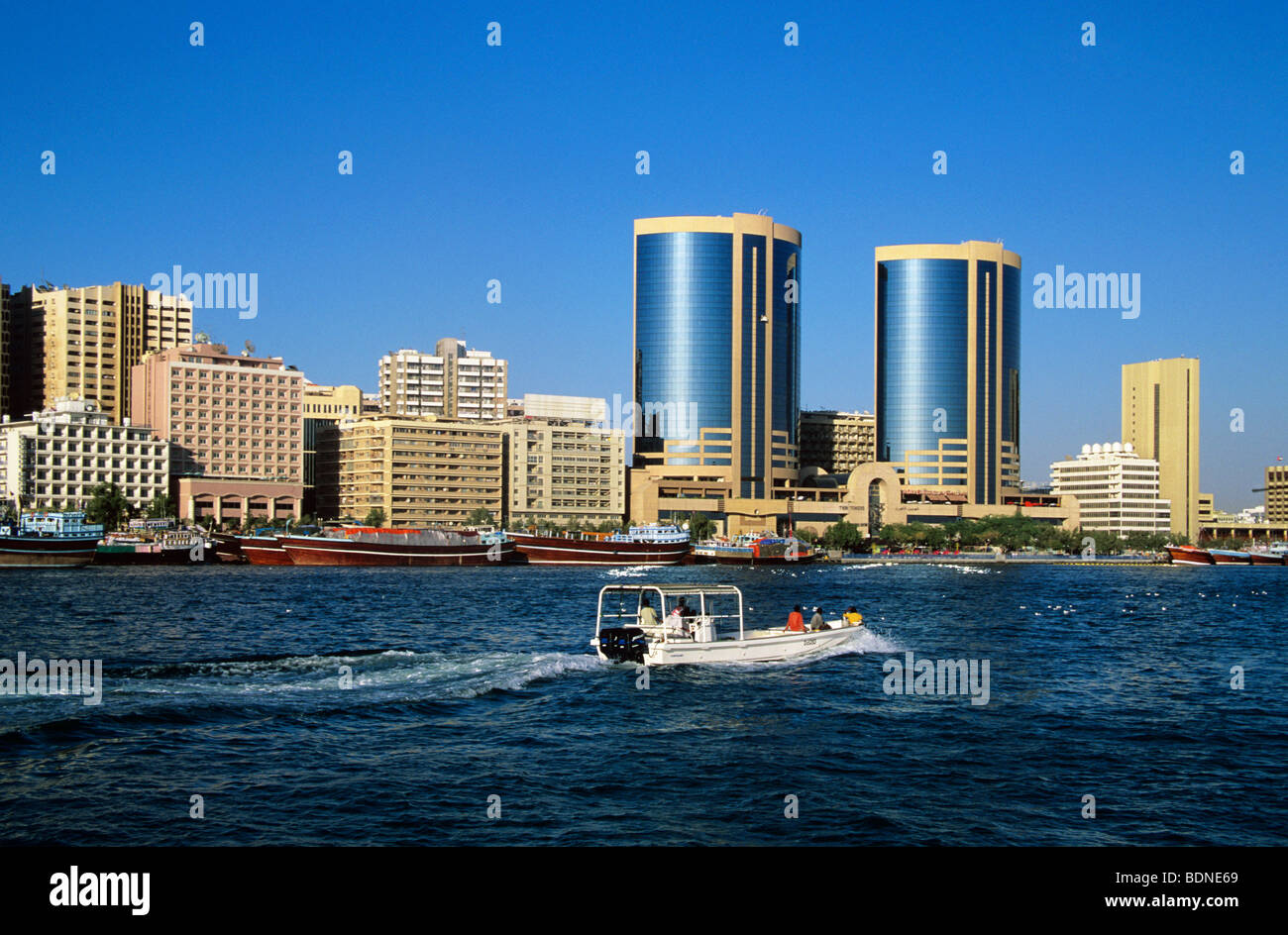 Emirati Arabi Uniti - Vista attraverso il ruscello che mostra le Torri Gemelle edificio in Deira da Bur Dubai Foto Stock