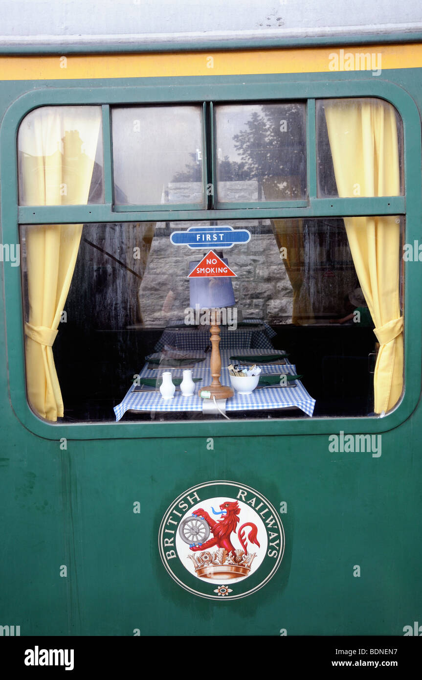 Un vecchio di prima classe pullman ferroviaria a Swanage stazione ferroviaria in Dorset, Inghilterra. Foto Stock