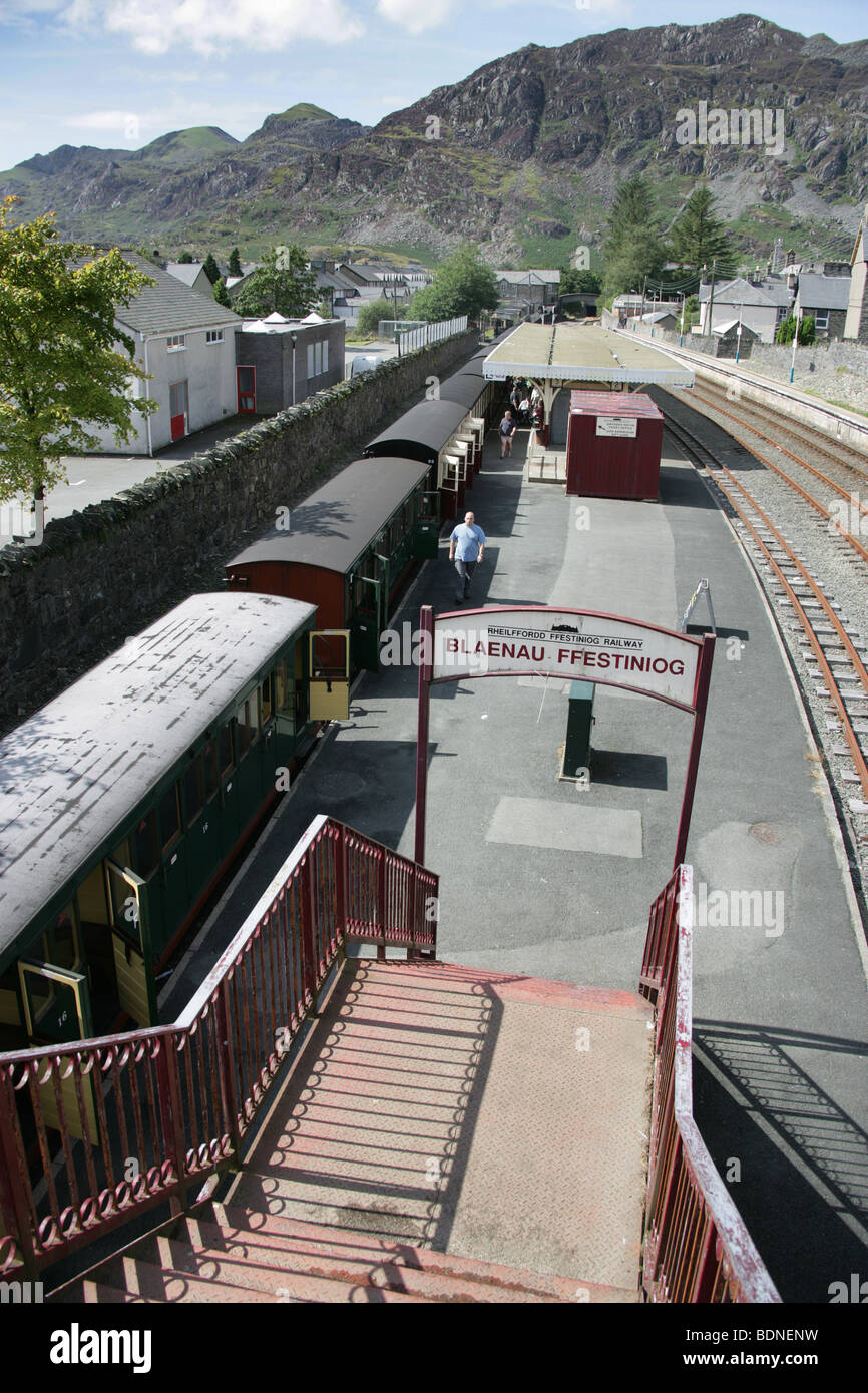 Villaggio di Blaenau Ffestiniog, Galles. Il Blaenau Ffestiniog piattaforma ferroviaria a scartamento ridotto treno a vapore in background. Foto Stock