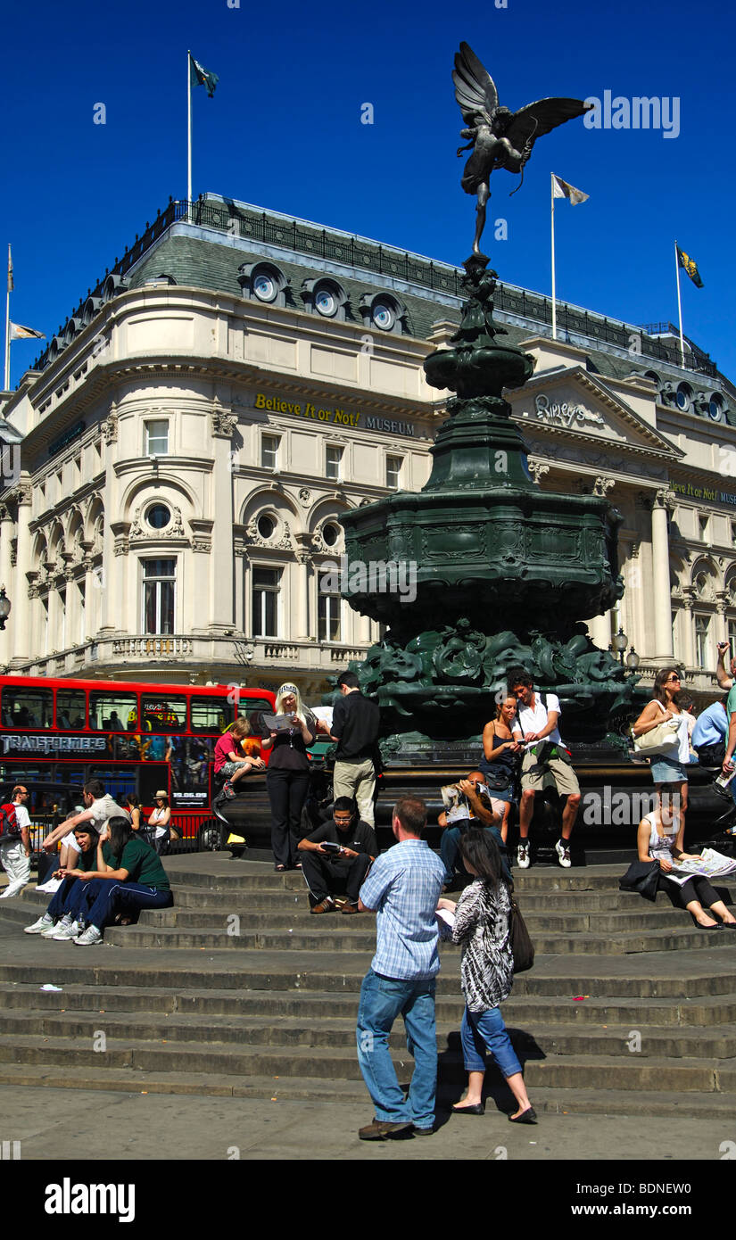 Piccadilly Circus quadrato con il Shaftesbury Memorial fontana e la statua di Anteros, London, Regno Unito Foto Stock