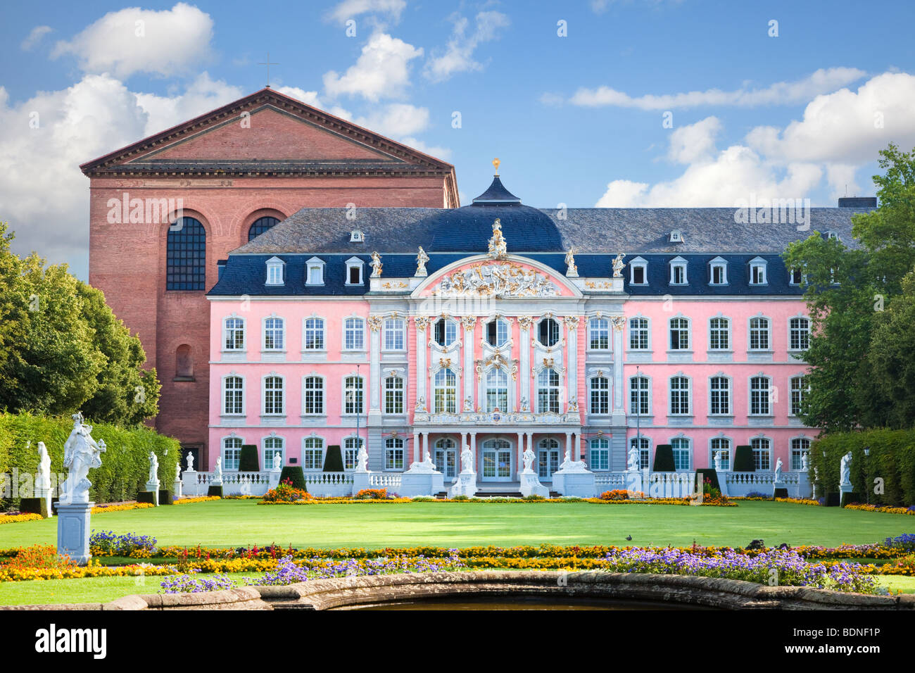 Palazzo di Treviri a Treviri in Germania, in Europa con la Basilica di Costantino dietro, Germania, Europa Foto Stock