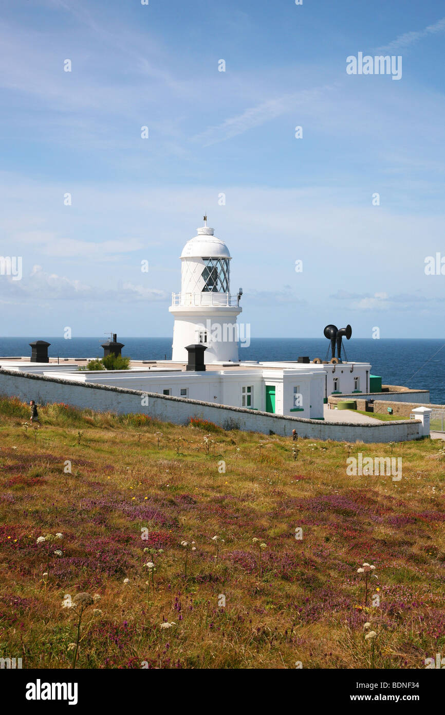 Cliff-top Lighthouse vicino al villaggio di Cornovaglia di Pendeen nel lontano ovest della Cornovaglia Foto Stock