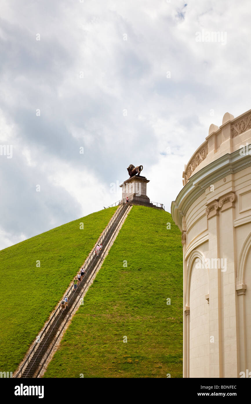 I turisti salendo la scalinata dei Leoni Mound memoriale della battaglia di Waterloo a Waterloo Belgio Europa Foto Stock