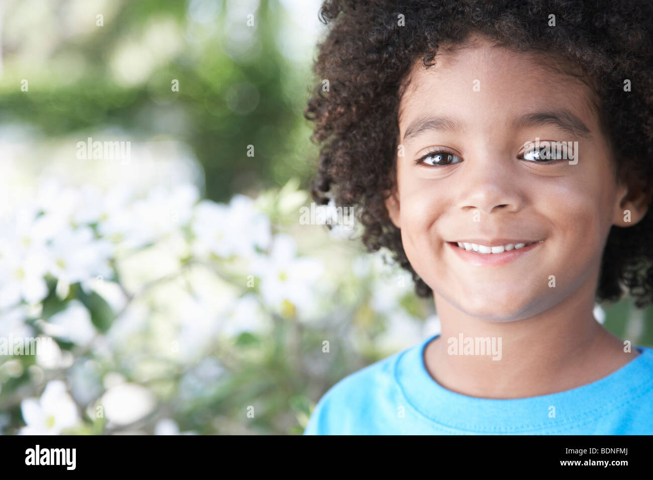 Ragazzo (5-6 anni) sorridente all'aperto, ritratto, close-up Foto Stock