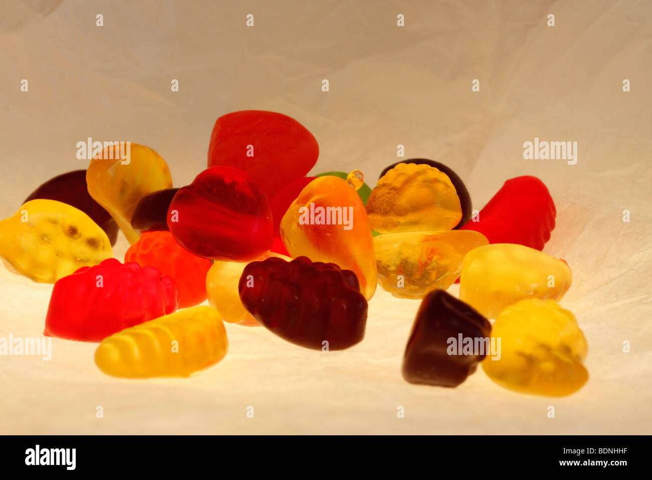 Colorato assortimento di frutta vino sagomato gengive su sfondo chiaro. Foto Stock