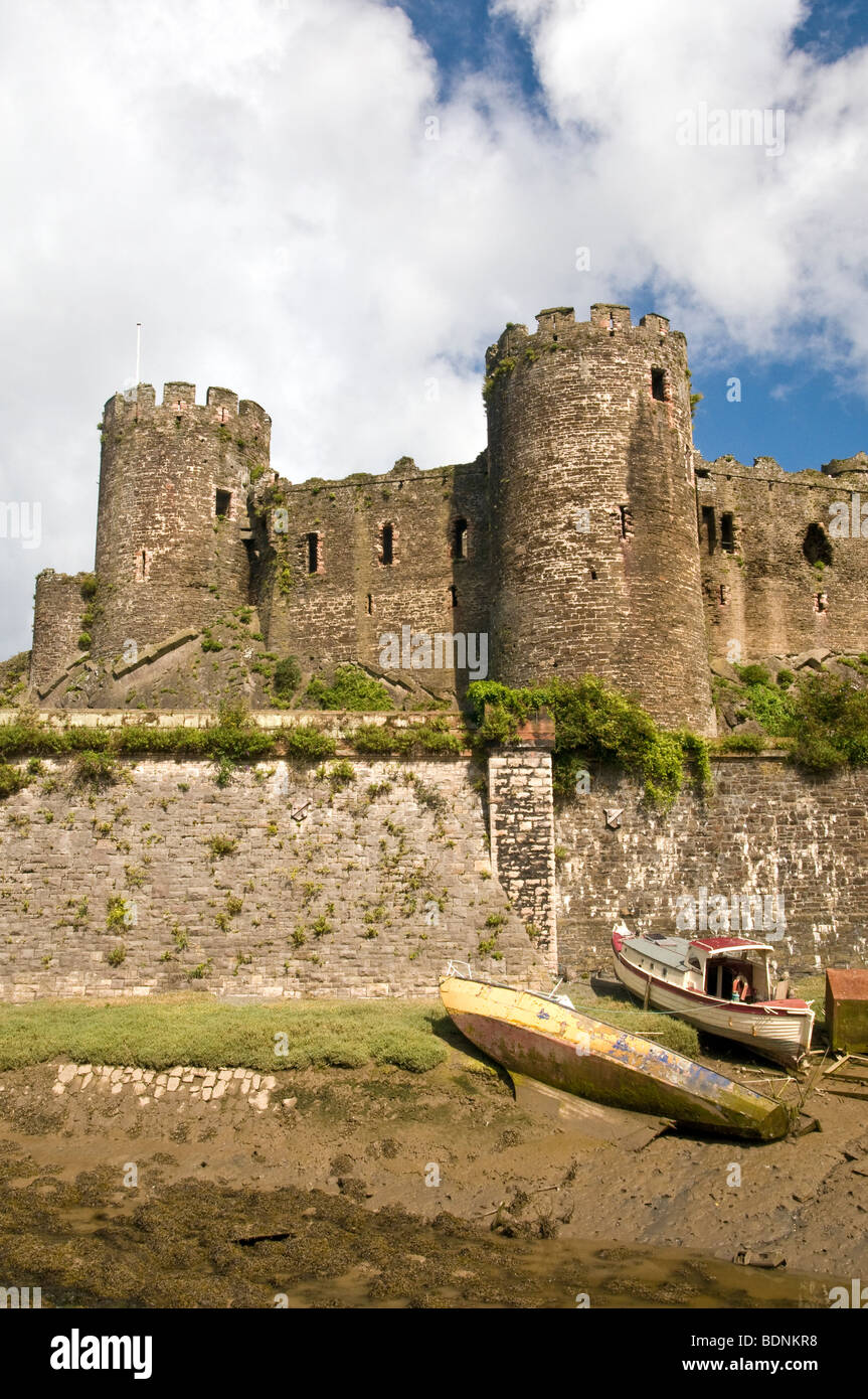 Conwy Castle e barche abbandonate nel fango Gwynedd Galles del Nord Foto Stock