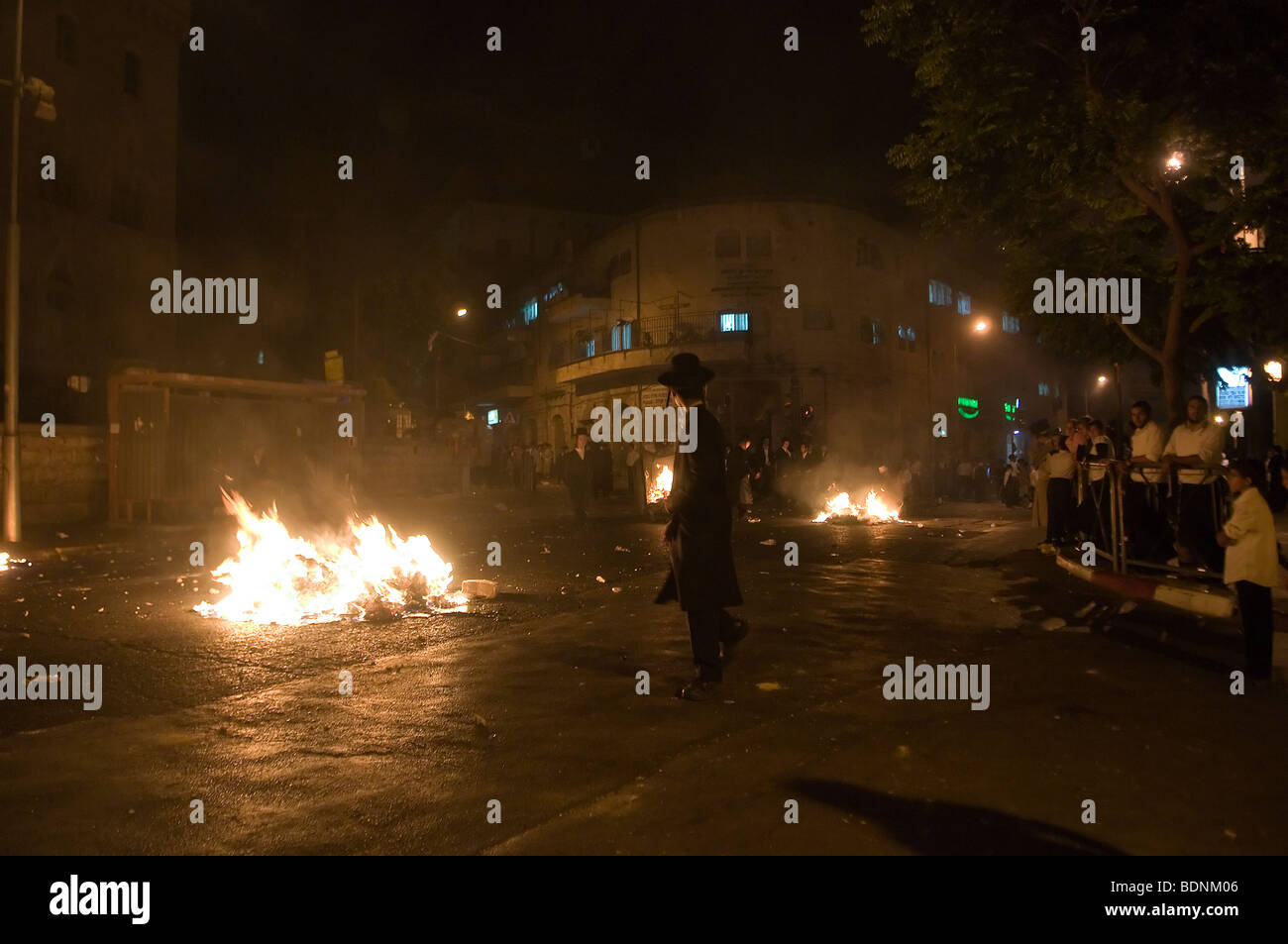 Gli ebrei di Haredi protestano contro l'apertura di un parcheggio durante il sabato nel quartiere di Mea Shearim, un'enclave ultra-ortodossa a Gerusalemme ovest Israele Foto Stock