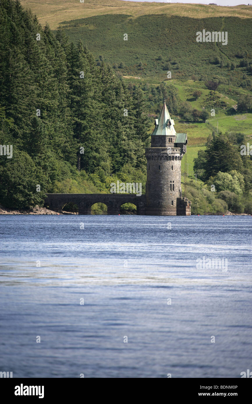 Area di Lake Vyrnwy, Galles. Vista generale del Lake Vyrnwy con la torre di deformazione in background. Foto Stock
