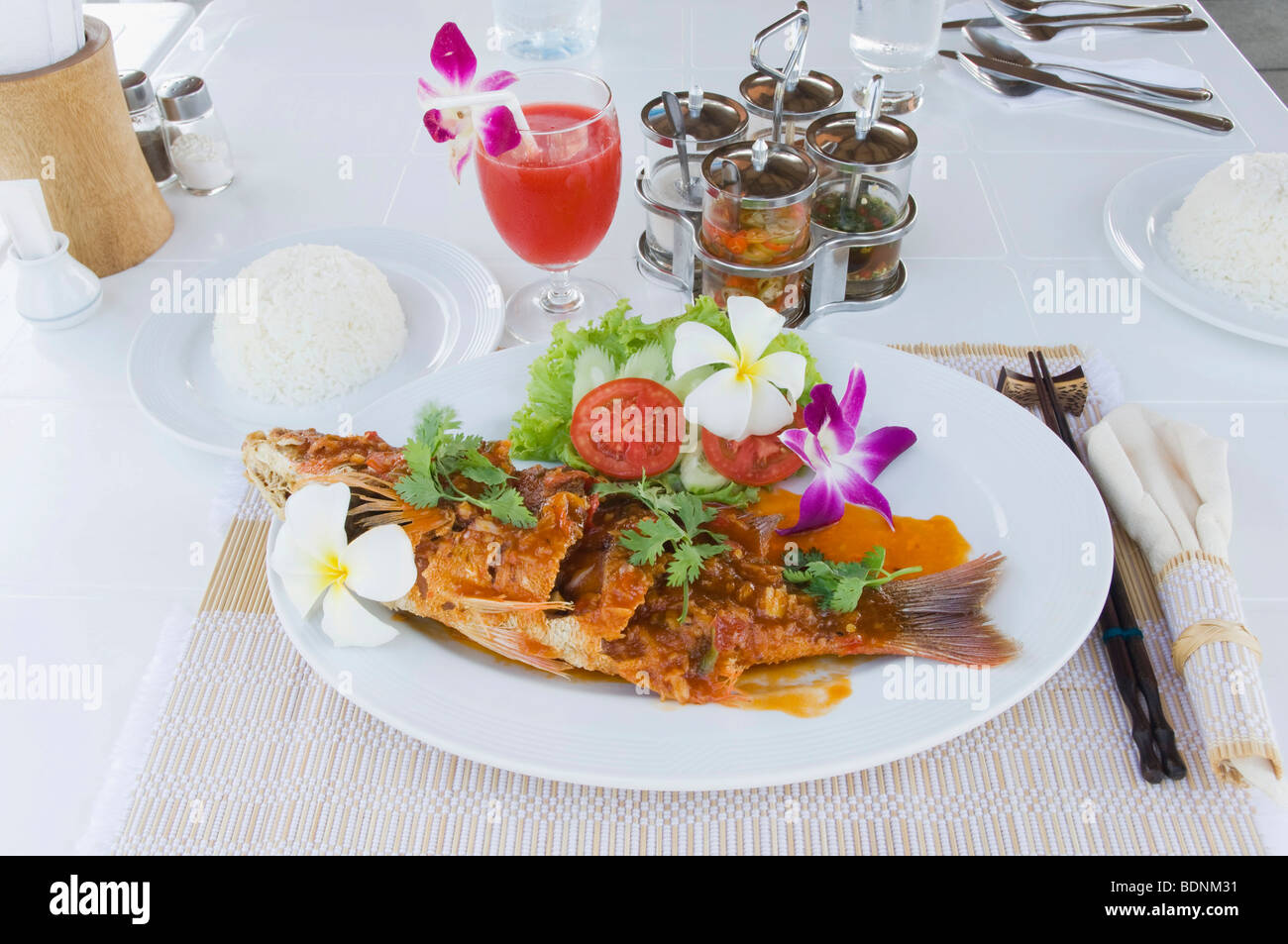 Pesce fritto con salsa di peperoncino, cibo tailandese, Khao Lak, Thailandia, Asia Foto Stock