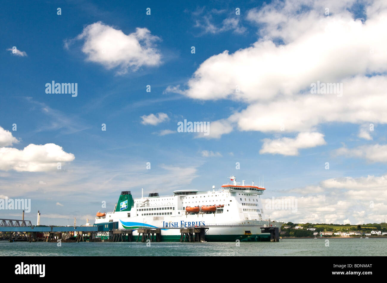 Gli irlandesi di trasporto passeggeri e di traghetto per auto Isle of Inishmore ormeggiato a Pembroke Dock nel Galles Occidentale Foto Stock