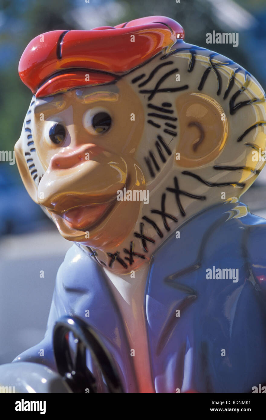 Crazy cercando monkey amusement ride al centro commerciale per lo shopping Foto Stock