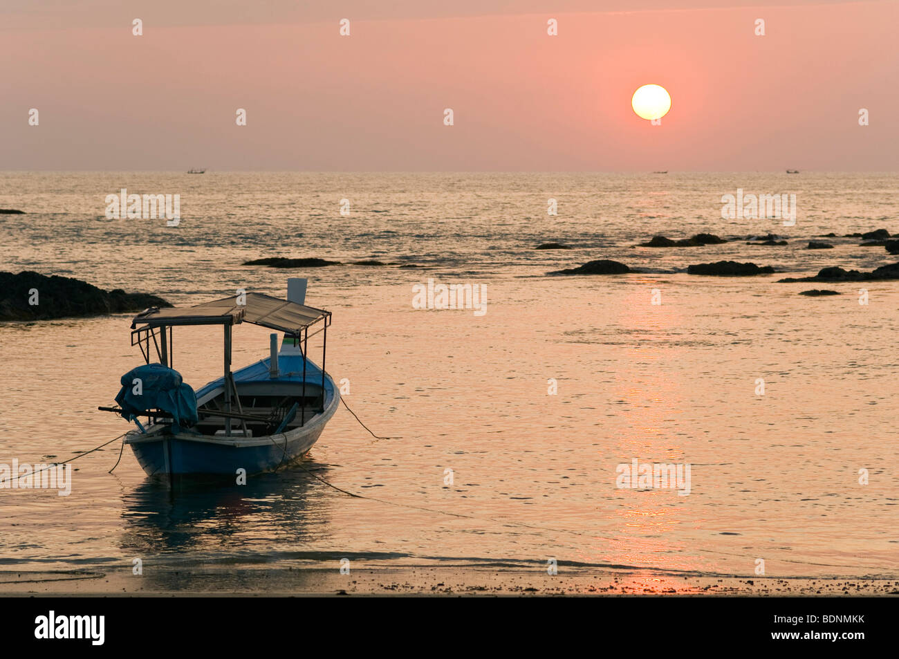 Longtail boat al tramonto, Nang Thong Beach, Khao Lak, sul Mare delle Andamane, Thailandia, Asia Foto Stock