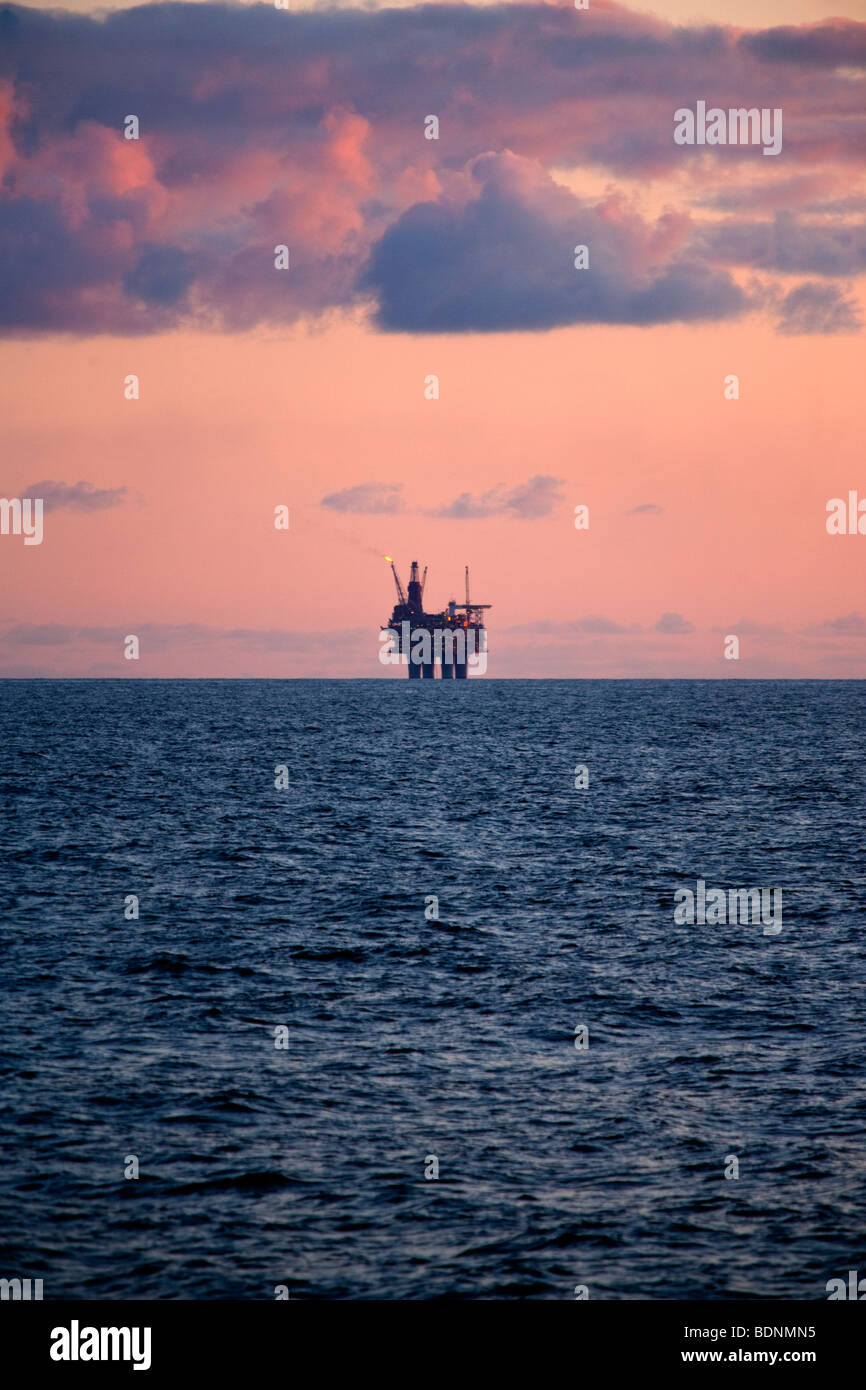 Sun impostata a oriente brae oil rig Foto Stock