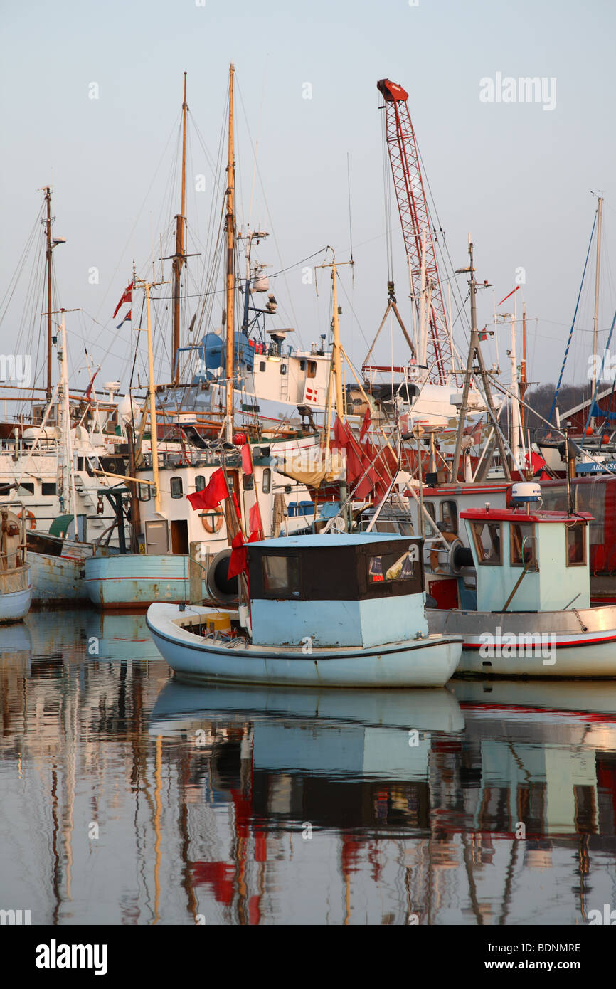 Atmosfera serale in Gilleleje Porto nel nord Zelanda, Danimarca. Riflessioni di barche in acqua. Foto Stock