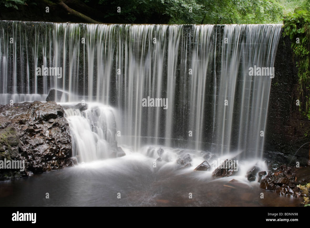 Weir cascate vicino Lochwinnoch Foto Stock