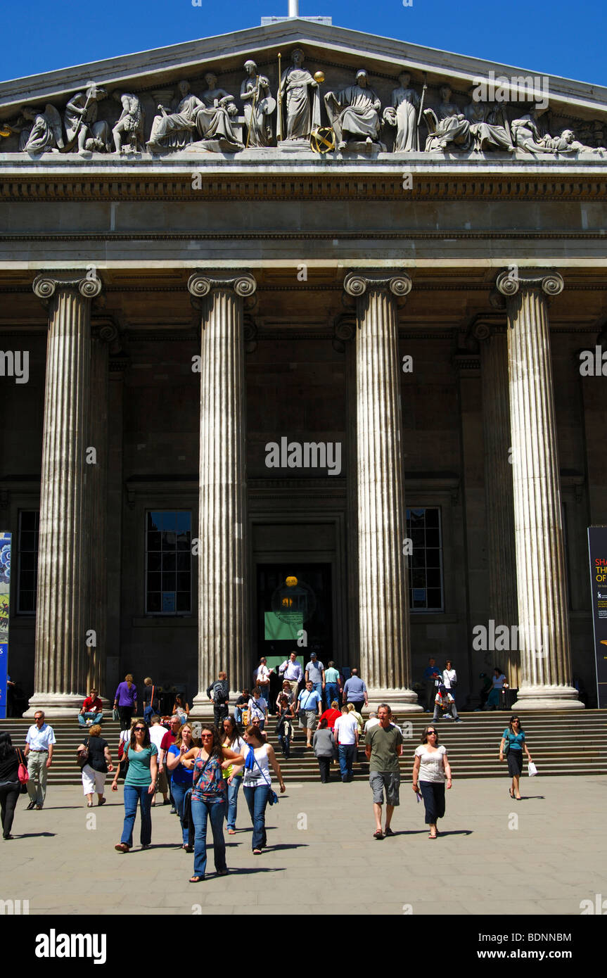 Ingresso principale del Museo Britannico, gable con figure allegoriche sopra pilastri antichi, Londra, Gran Bretagna, Europa Foto Stock