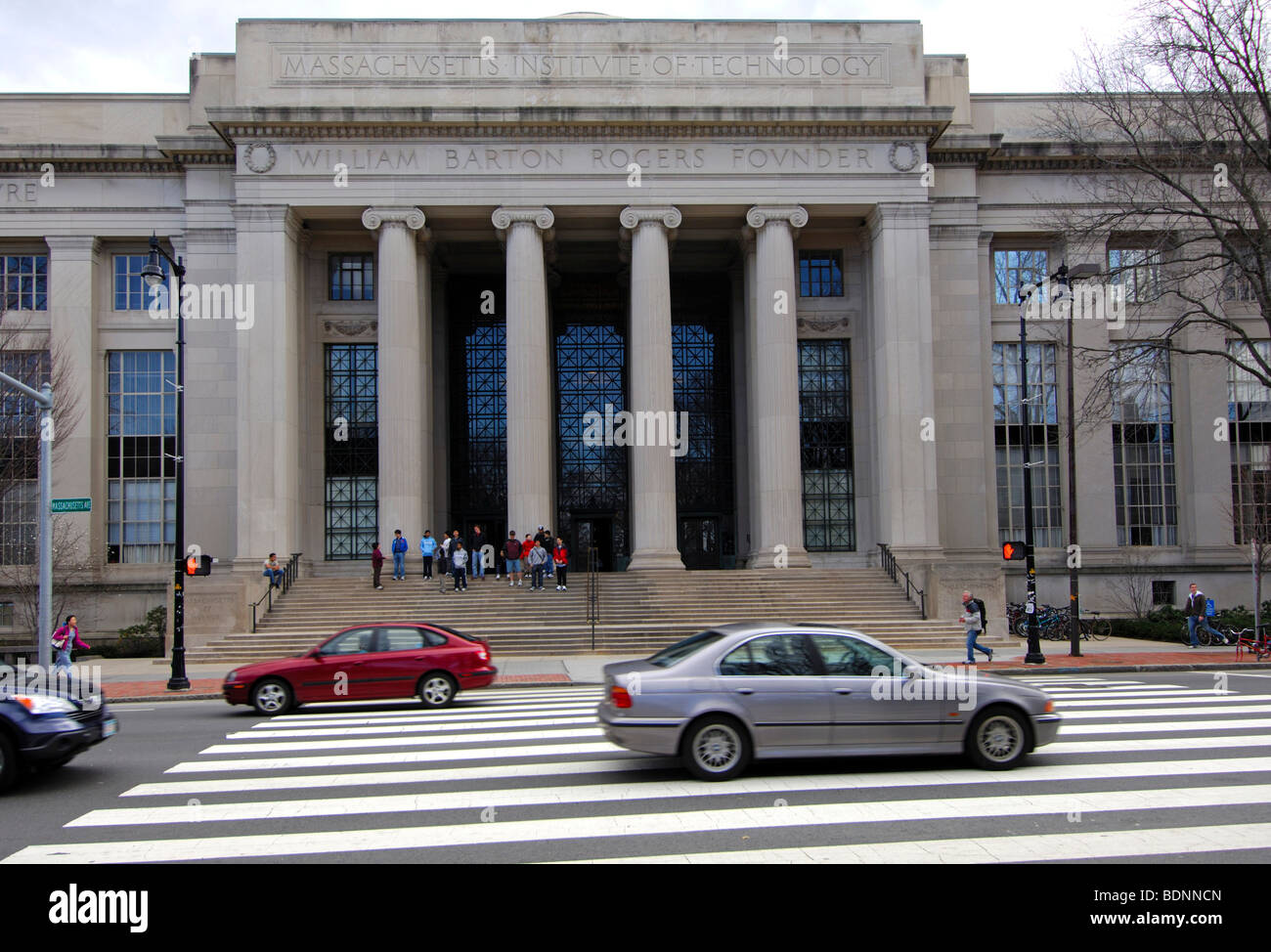 Il traffico nella parte anteriore del Rogers edificio del Massachusetts Institute of Technology, MIT, Cambridge, Massachusetts, STATI UNITI D'AMERICA Foto Stock