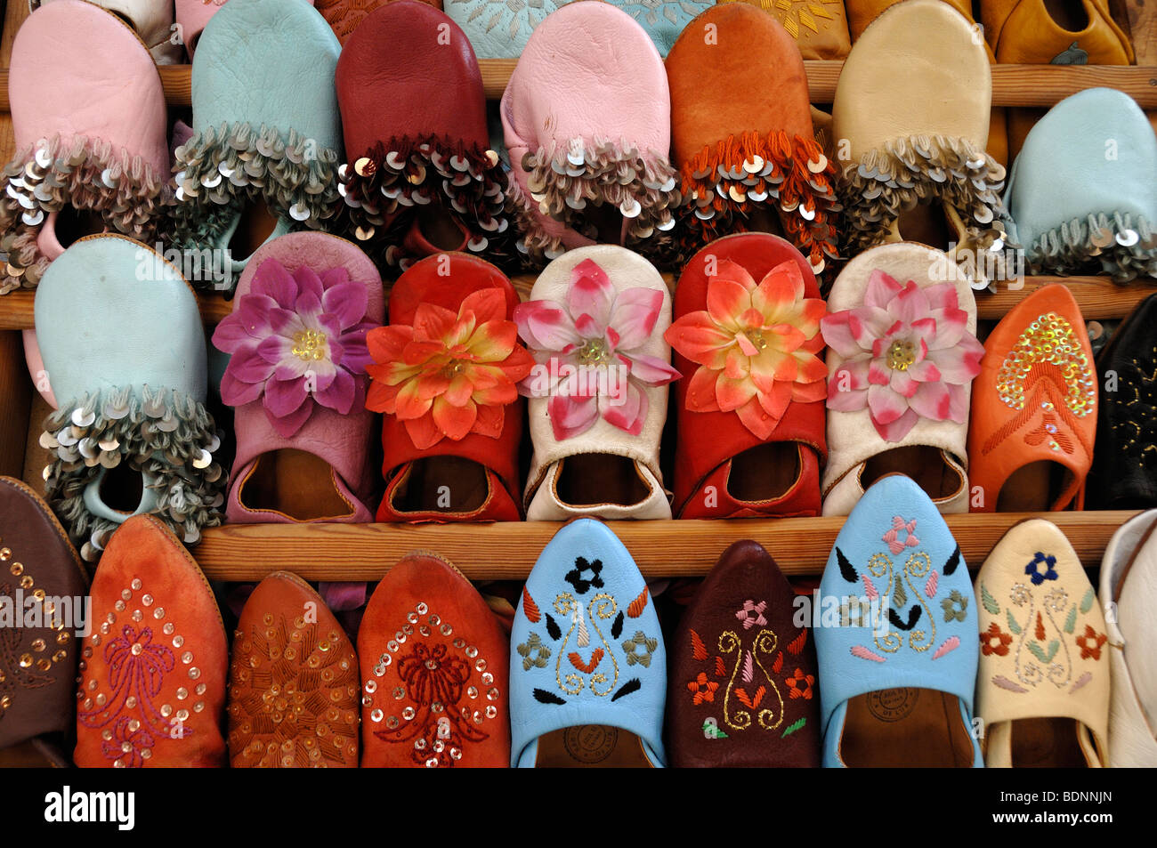 Visualizzazione dei fatti a mano o marocchina Oriental pantofole, principale souk, mercato o Bazaar, Marrakech, Marocco Foto Stock