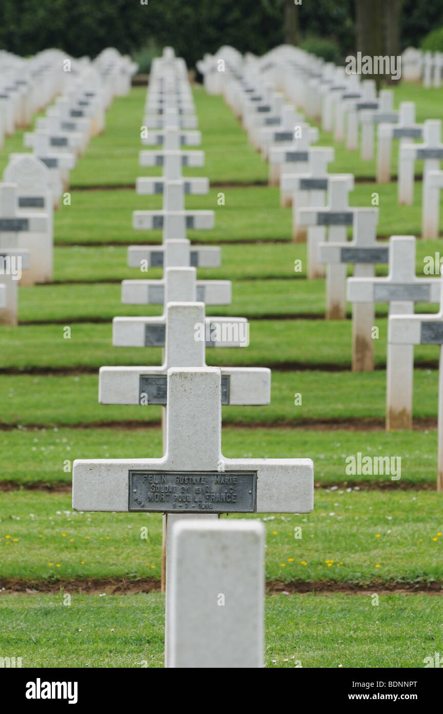 Ammassato il francese graves al cimitero Dompierre su somme Foto Stock