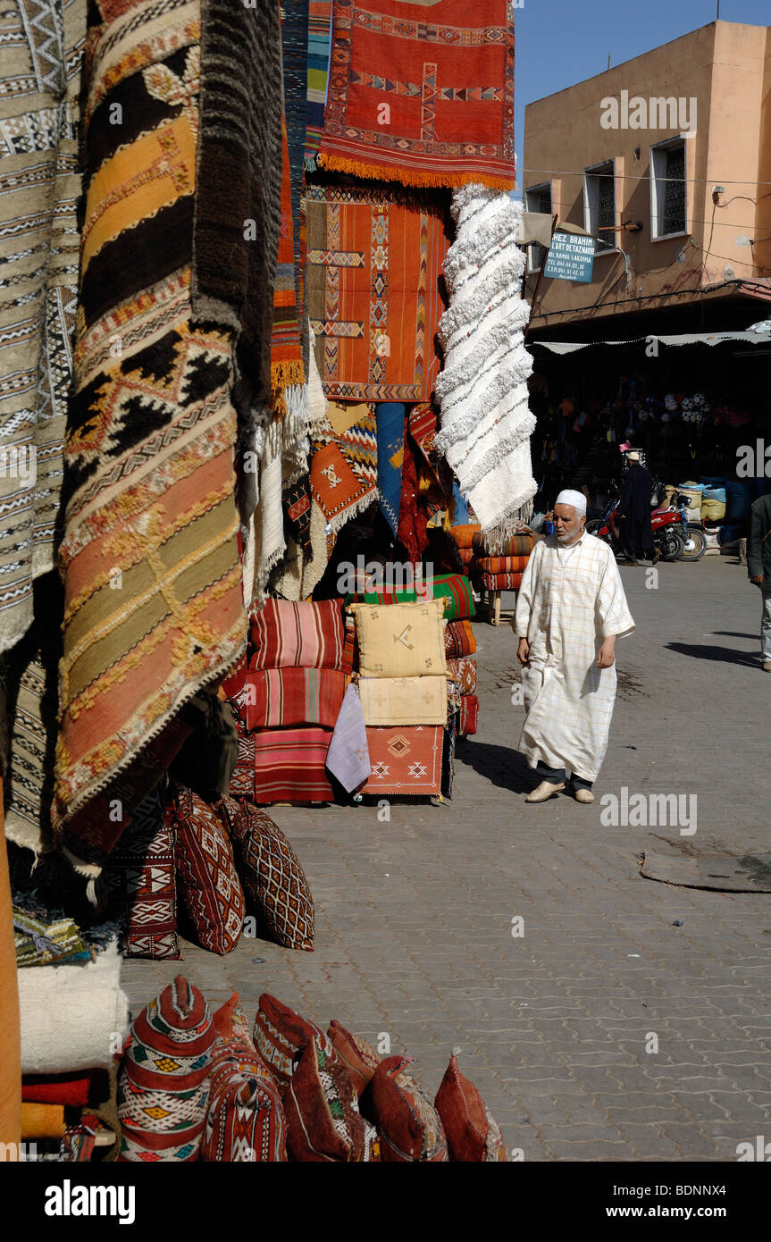 Marocchino arabo musulmano uomo che indossa una Jellaba nel tappeto Bazaar, mercato o souk, Marrakech, Marocco Foto Stock