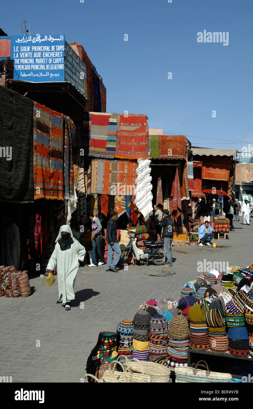 Velò arabo musulmano donna marocchina nel tappeto principale Bazaar, mercato o souk, Marrakech, Marocco Foto Stock