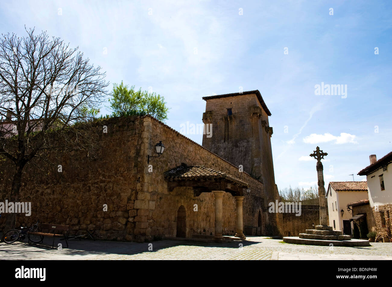 Quadrato a Torrejon de Fernan Gonzalez nel medioevo a struttura mista in legno e muratura villaggio di Covarrubias, provincia di Burgos, Castiglia, Spagna Foto Stock