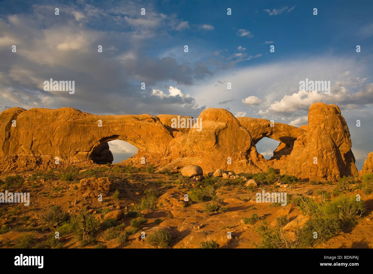 Nord e Sud finestre ad archi nella sezione Windows del Parco Nazionale di Arches, Moab, Utah, Stati Uniti Foto Stock