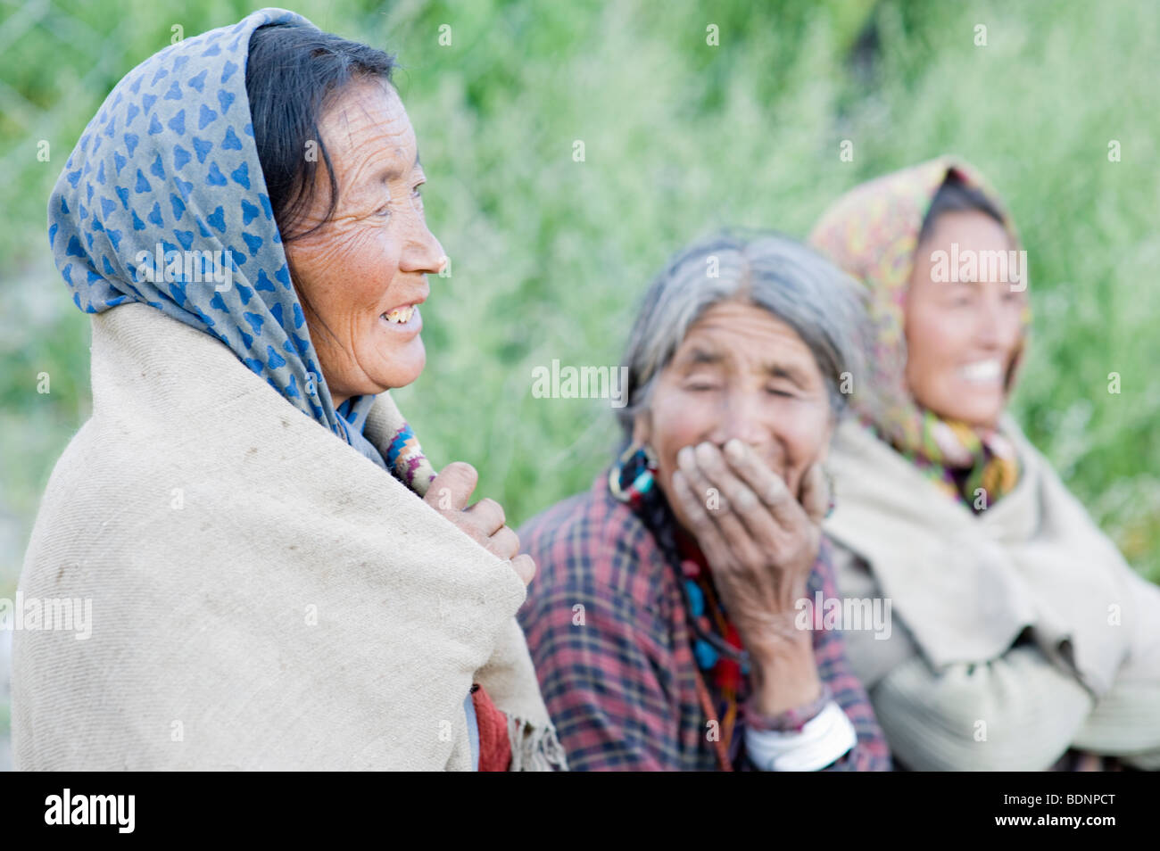 Il vecchio le donne indiane dal villaggio di Kibber guardando ballerine alla fine di una giornata di lavoro. Foto Stock
