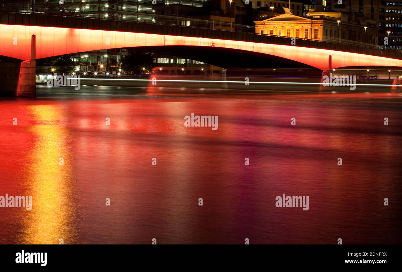 London Bridge Tiro di notte, con una lunga esposizione Foto Stock