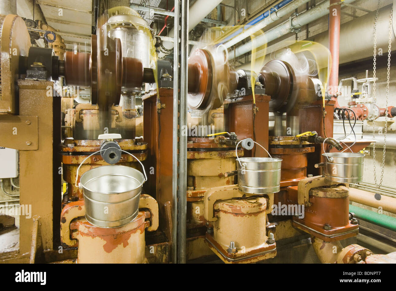 Le pompe in un impianto di trattamento delle acque Foto Stock