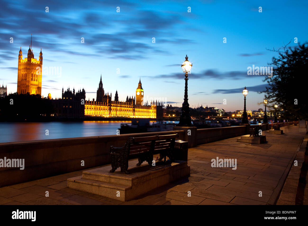 Case del Parlamento shot al tramonto da Albert Embankment Foto Stock