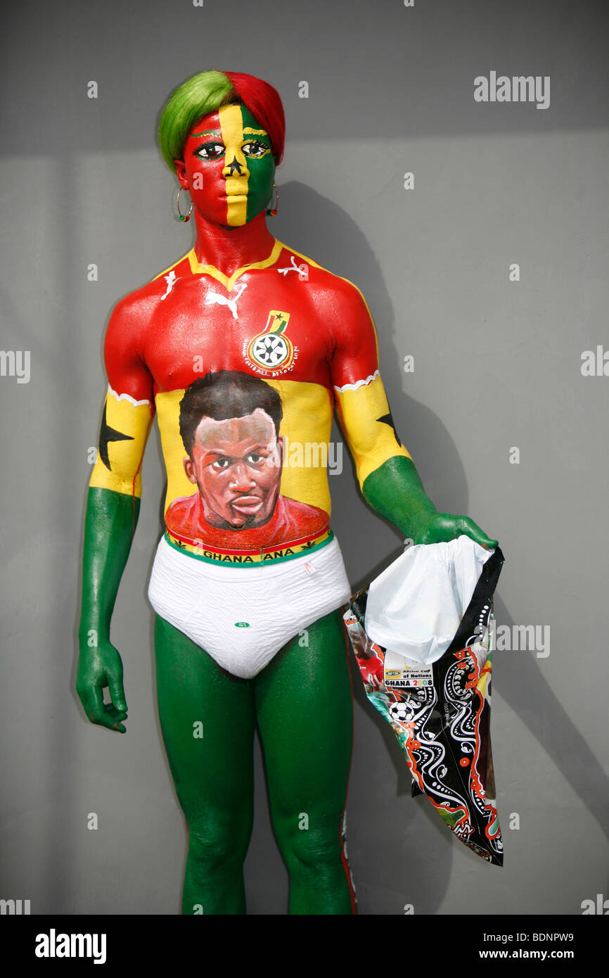 Uomo con dettagliate vernice faccia pone per le fotografie. Prima di Ghana V Nigeria Quarti di finale della Coppa d'Africa Unite 2008 Foto Stock