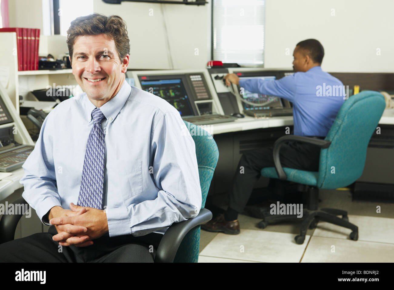 Due tecnici di funzionamento in una sala di controllo Foto Stock