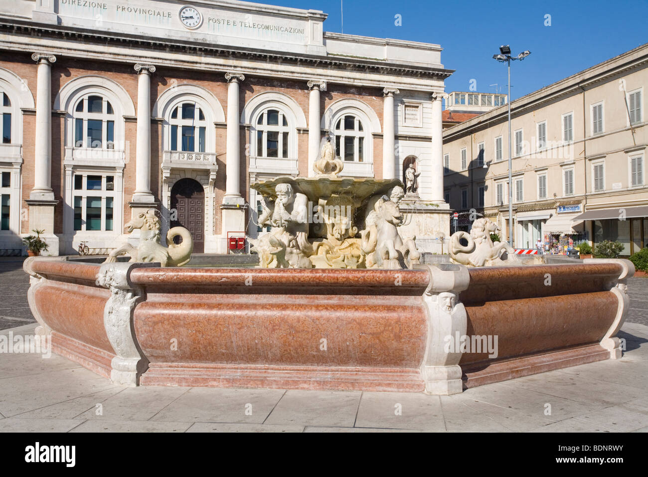 'La pupilla di Pesaro', una fontana dallo scultore Lorenzo Ottoni (1684) in Piazza Del Popolo, Pesaro, Marche, Italia Foto Stock