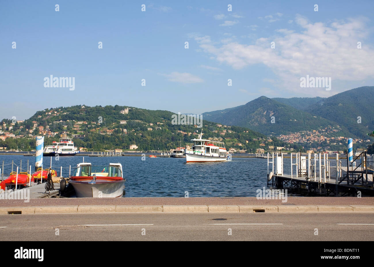 Il traghetto e le barche sul lago di Como, Lombardia, Italia Foto Stock