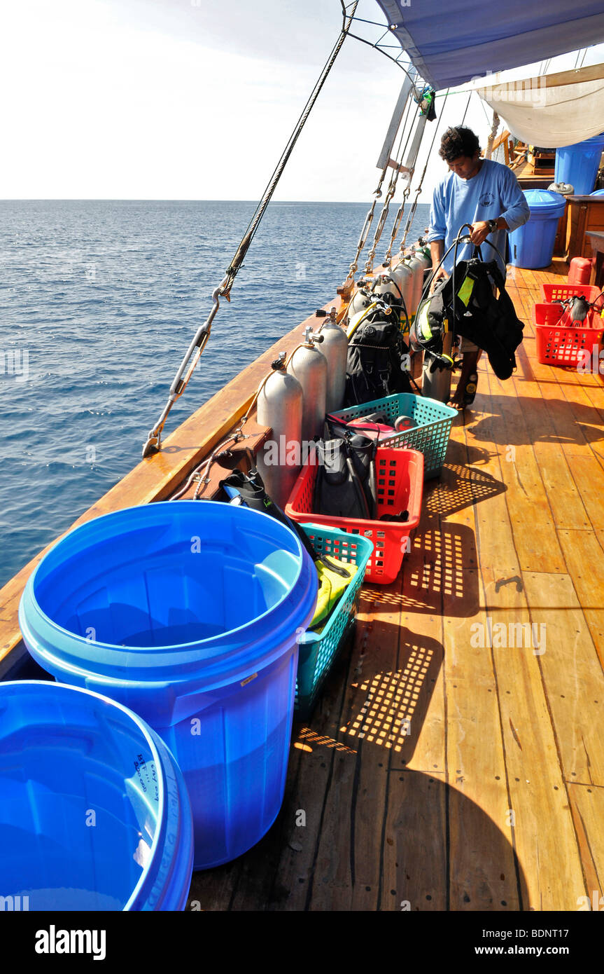 Attrezzatura per immersioni sul MS-Felicia Liveaboard, Flores, Indonesia, sud-est asiatico Foto Stock