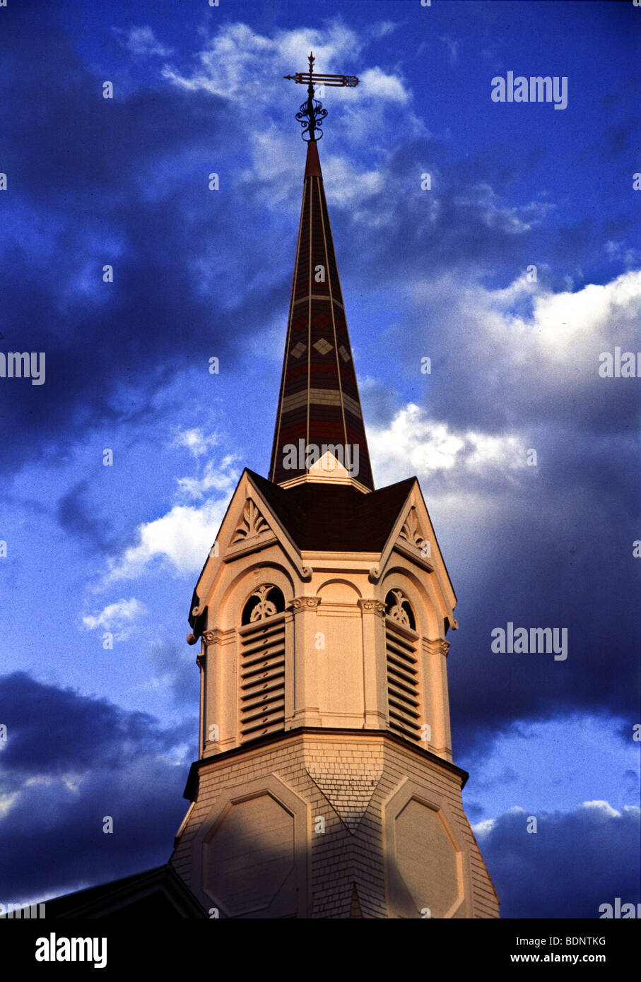 Una guglia della chiesa con la banderuola Foto Stock