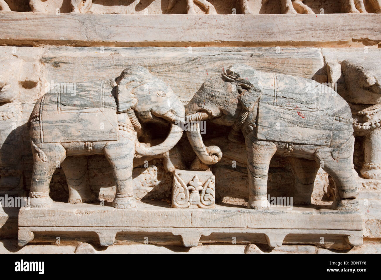Elefanti scolpiti sulla parete esterna del Tempio di Jagdish, Udaipur, India Foto Stock