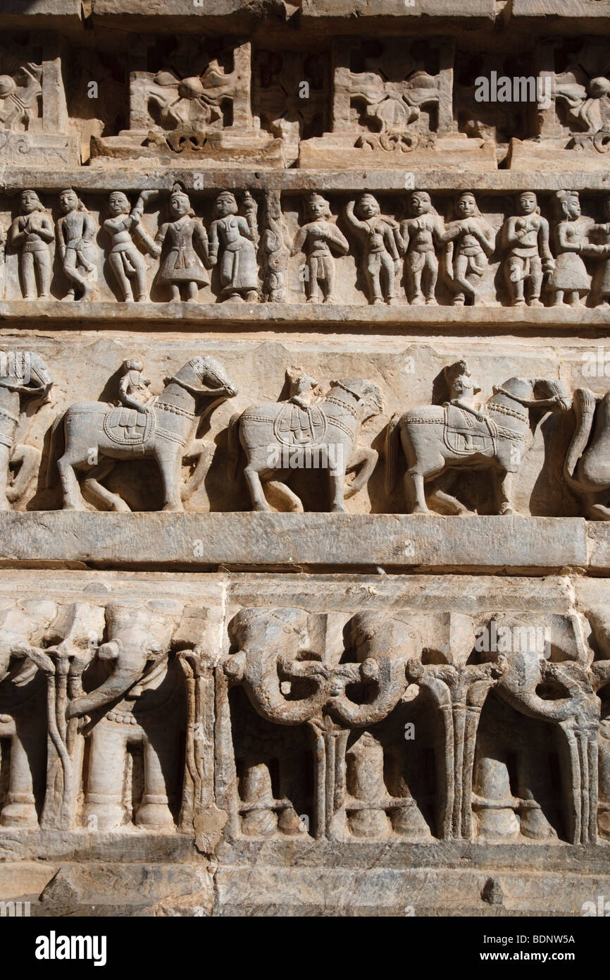 Dettaglio delle sculture all'esterno del Tempio di Jagdish, Udaipur, India Foto Stock