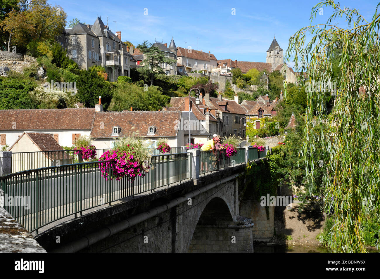 Antico ponte sul fiume nella città di angoli sur l' Anglin, Francia Foto Stock