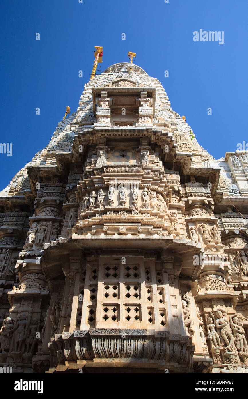 L'esterno in pietra scolpita ornata del Tempio di Jagdish, Udaipur, India Foto Stock