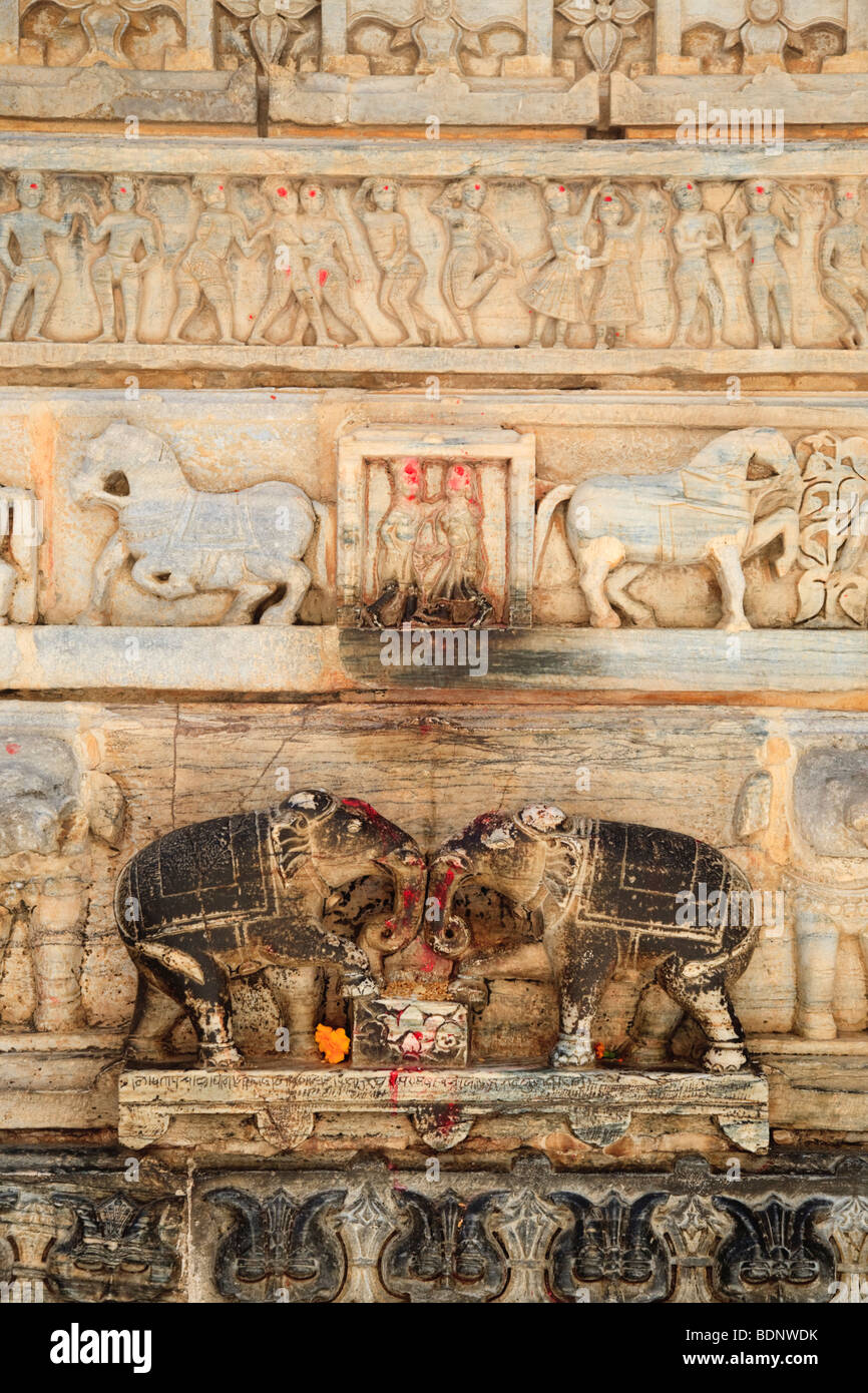 Sculture in pietra scolpite di elefante sull'esterno del Tempio di Jagdish, Udaipur, India Foto Stock
