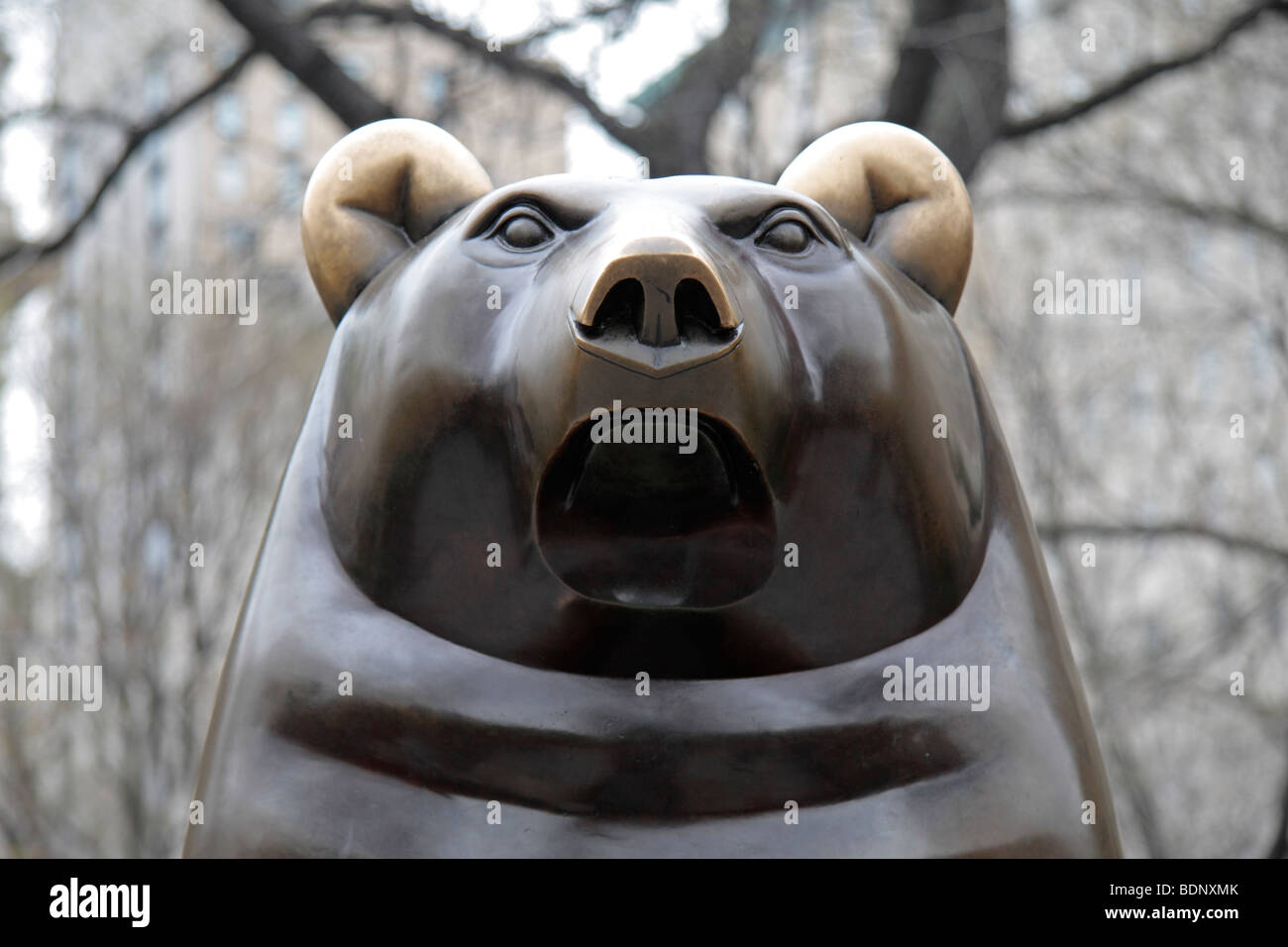 Una chiusura del grande orso in Paul Manship scultura, 'Gruppo di orsi' nel Central Park di New York, Stati Uniti. Foto Stock