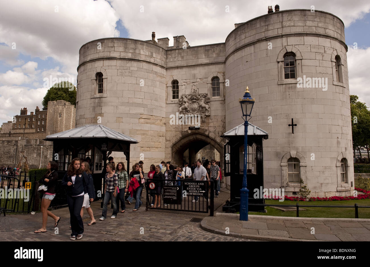 I turisti ed i visitatori di uscire dalla Torre di Londra, attrazione turistica, London REGNO UNITO Foto Stock
