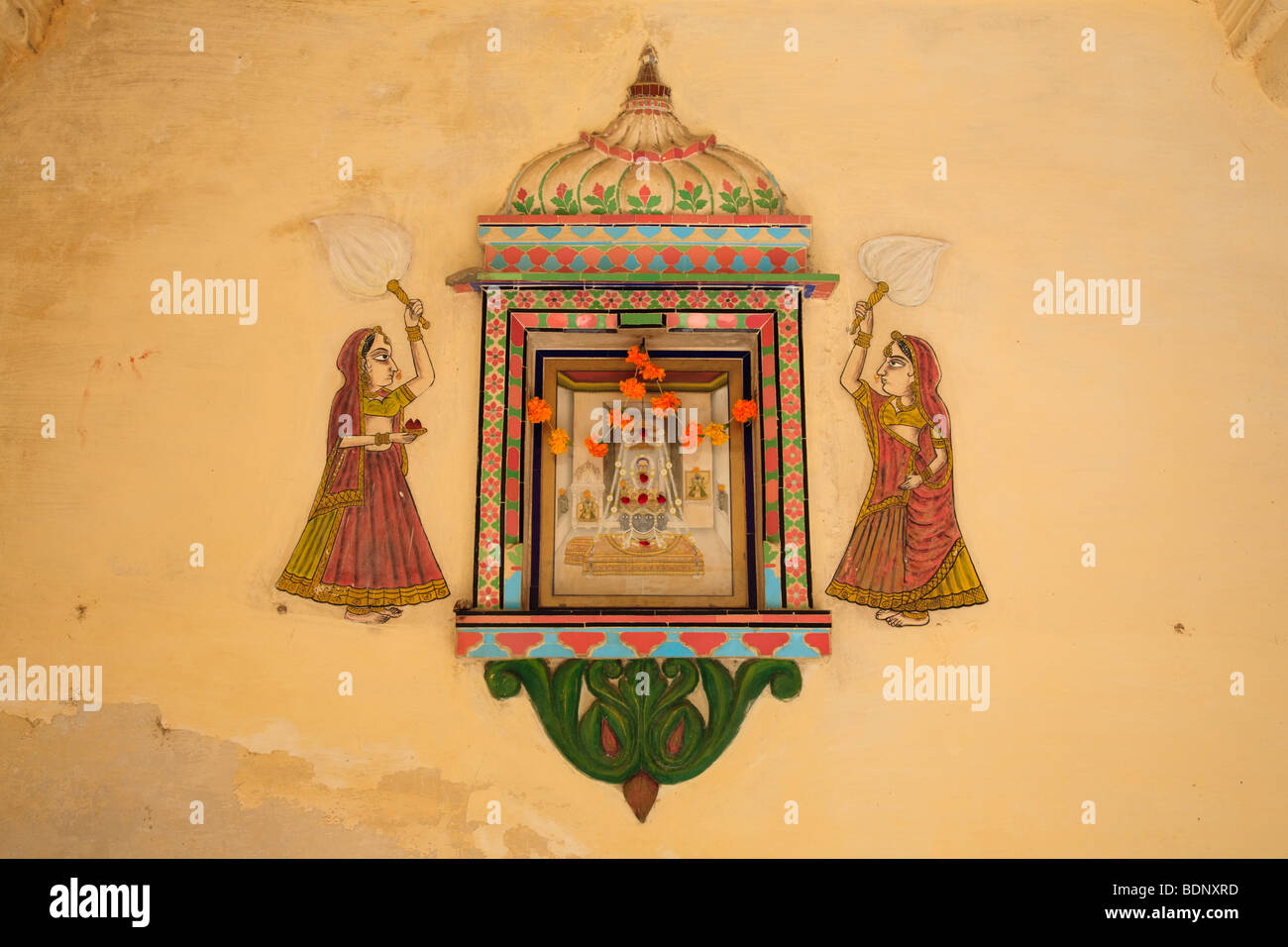 Una decorazione murale nel palazzo di città, Udaipur, Rajasthan, India Foto Stock