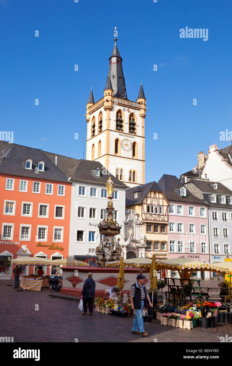Trier, Germania, Europa - mercato nella storica piazza del mercato nel centro storico Foto Stock